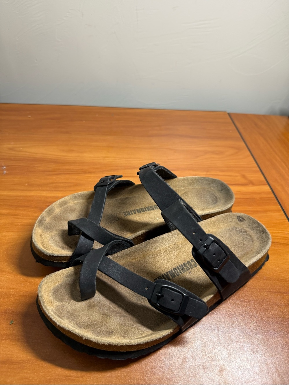 Cushionaire Luna Womens Strappy Slip on Sandal Adjustable W8